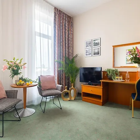 Hotel Sofia By The Railway Station